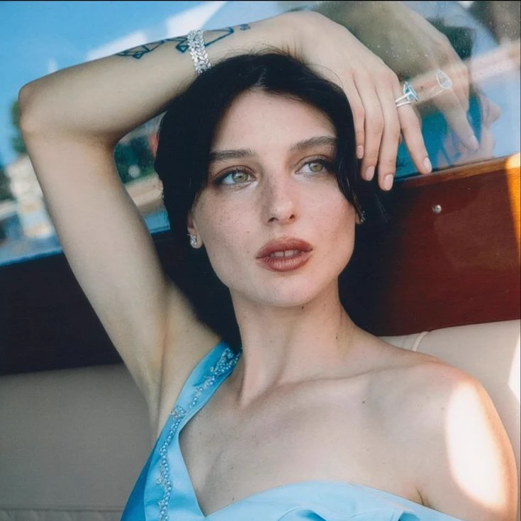 Alice Pagani thumbnail