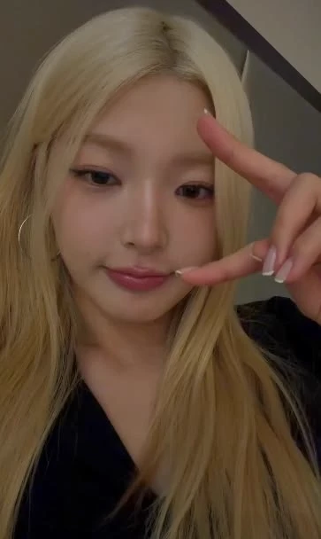 Yoonchae { GL } thumbnail