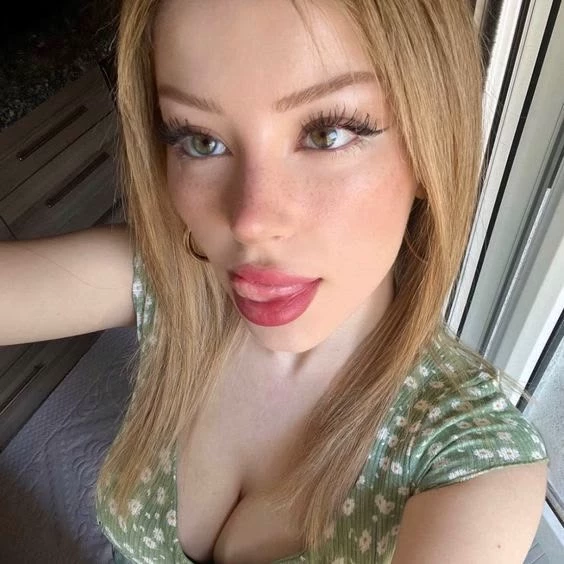 neighbor girl Leyla thumbnail