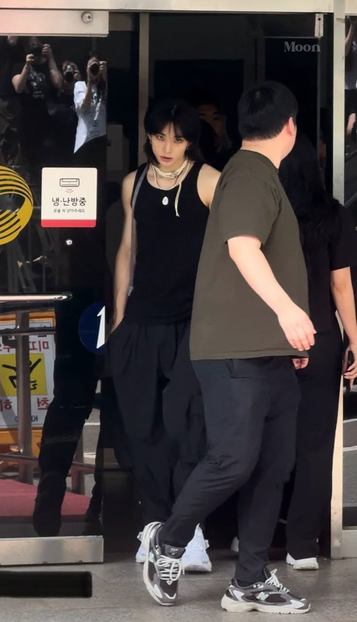 Hwang Hyunjin thumbnail