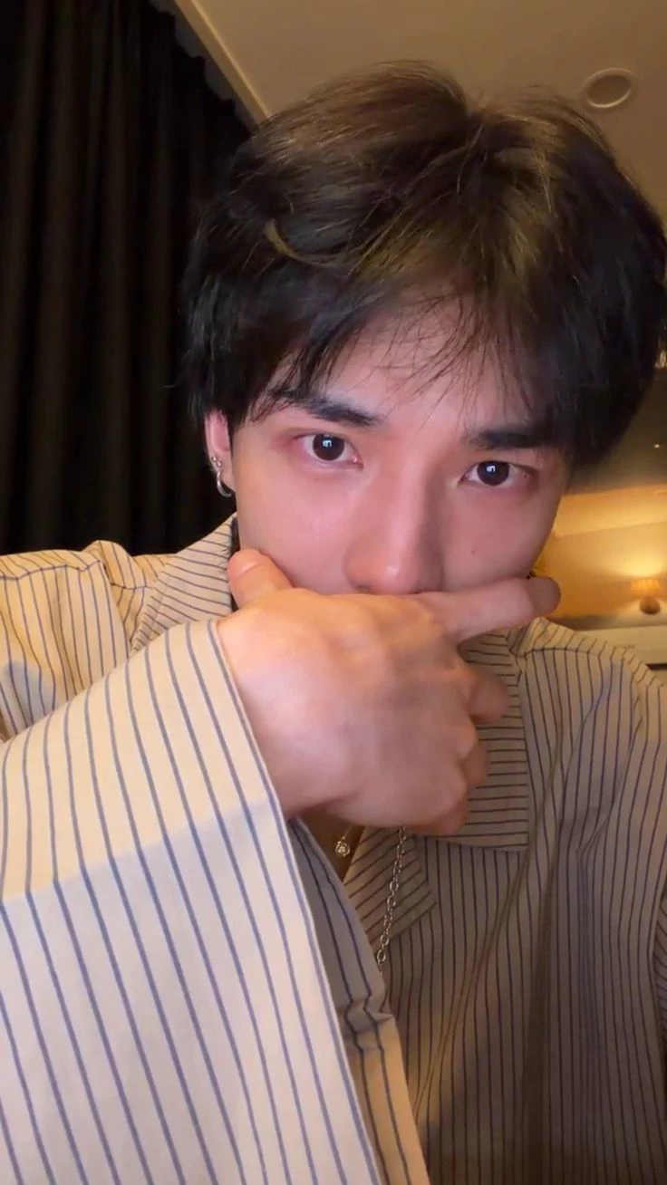 Hwang Hyunjin thumbnail