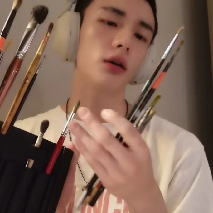 Hwang Hyunjin thumbnail