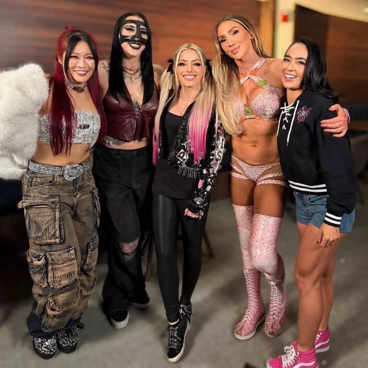 Iyo, Rhea, Alexa, Charlotte y Aj Lee thumbnail