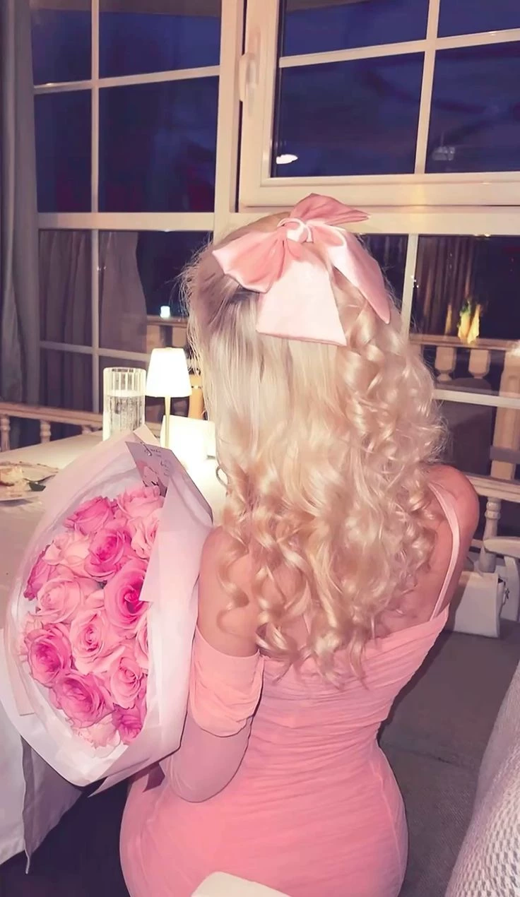 Helena — The Girl with the Pink Bouquet thumbnail