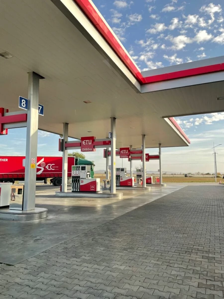 situation at the gas station thumbnail