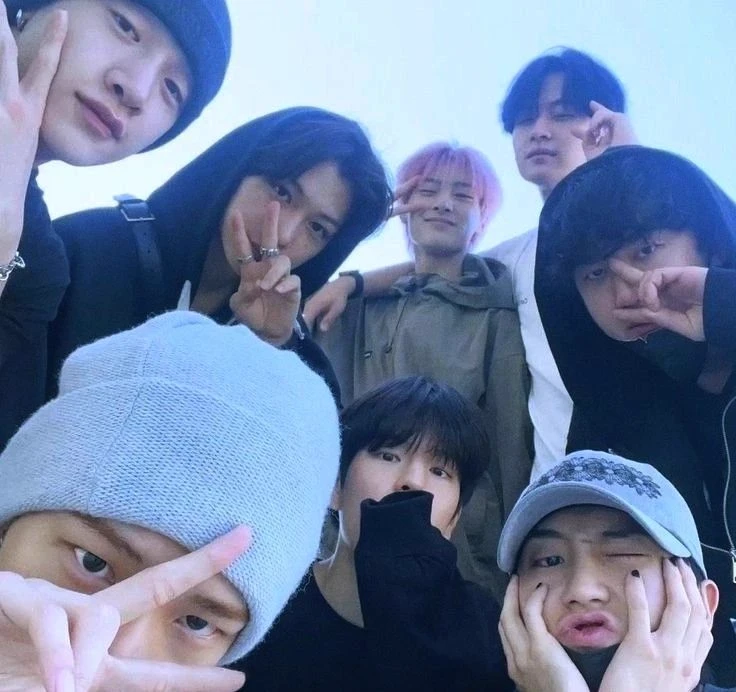 STRAY KIDS thumbnail
