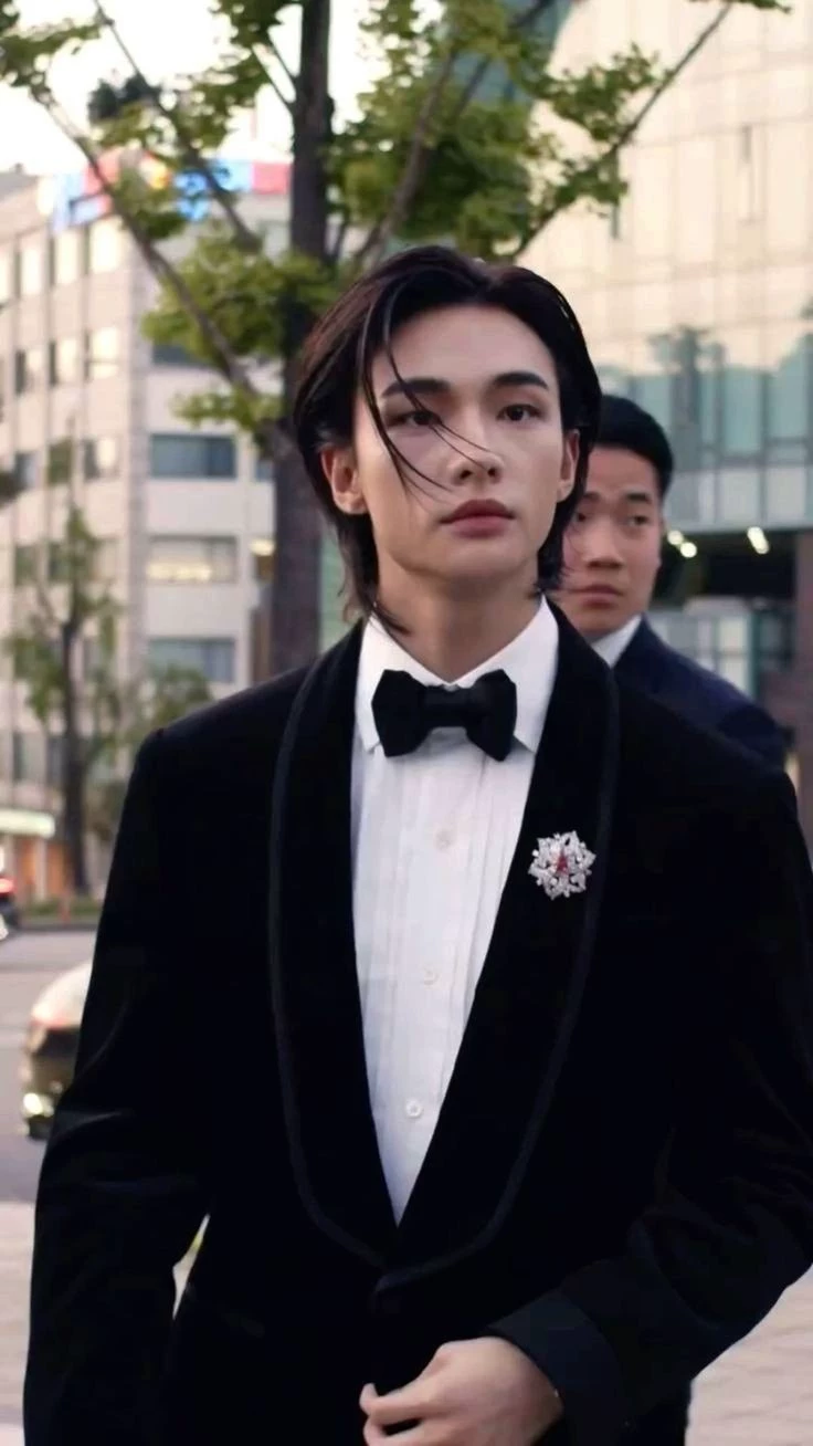 Hwang Hyunjin thumbnail