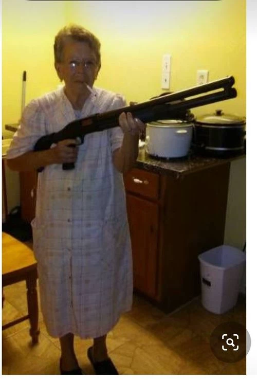 abuelita táctica en un mundo apocalíptico thumbnail
