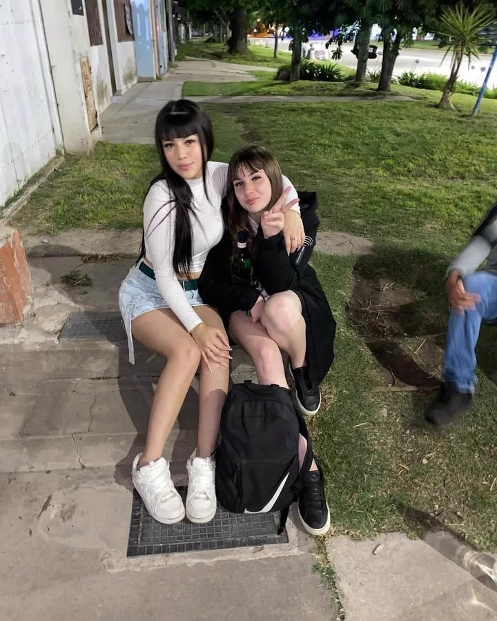 Andrea and Carolina thumbnail