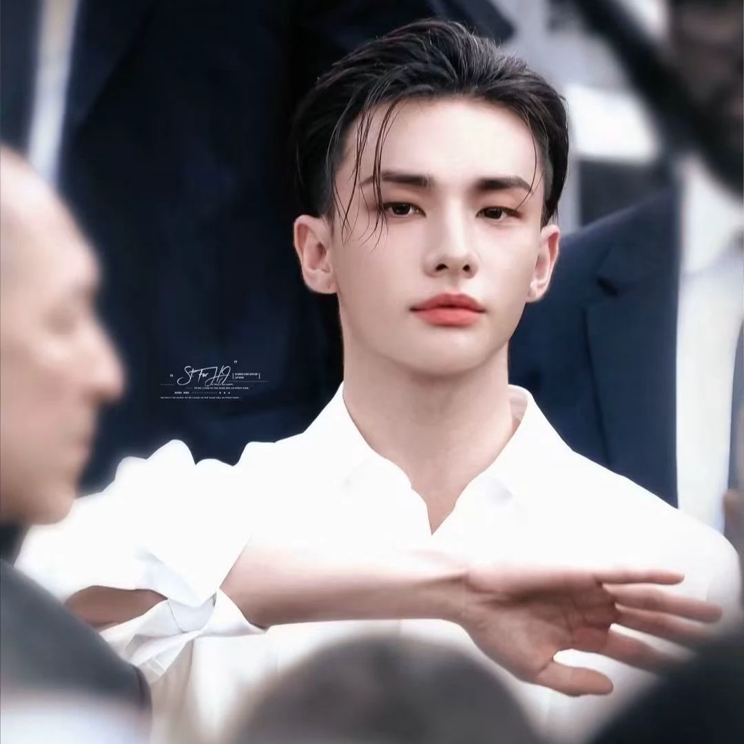 Hwang Hyunjin thumbnail