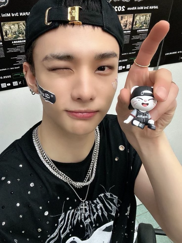 Hwang Hyunjin thumbnail