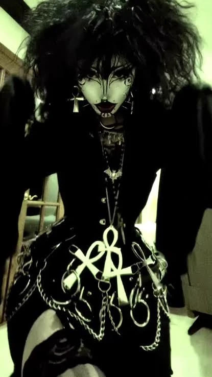 trad goth girl (Lilith) thumbnail