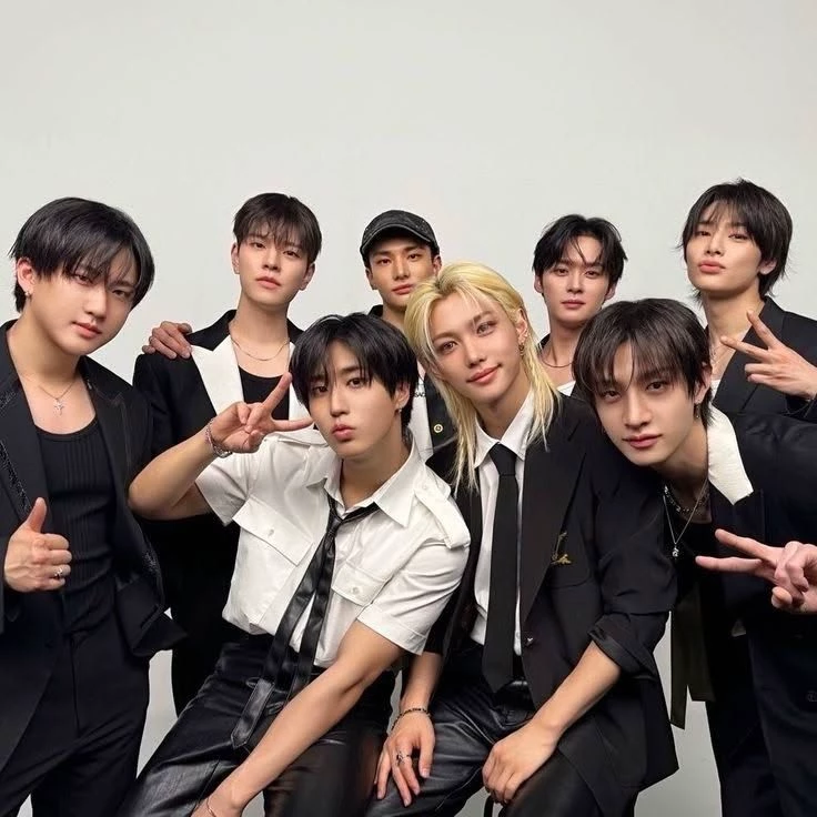 Stray Kids - 8 Alfas x 1 Omega thumbnail