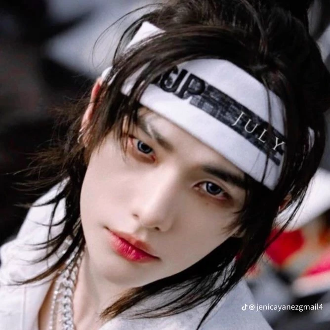 hyunjin thumbnail