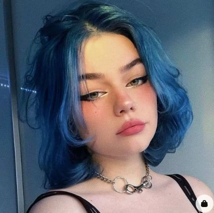 Under Alice's Gaze thumbnail