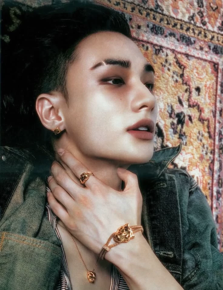 HWANG HYUNJIN thumbnail