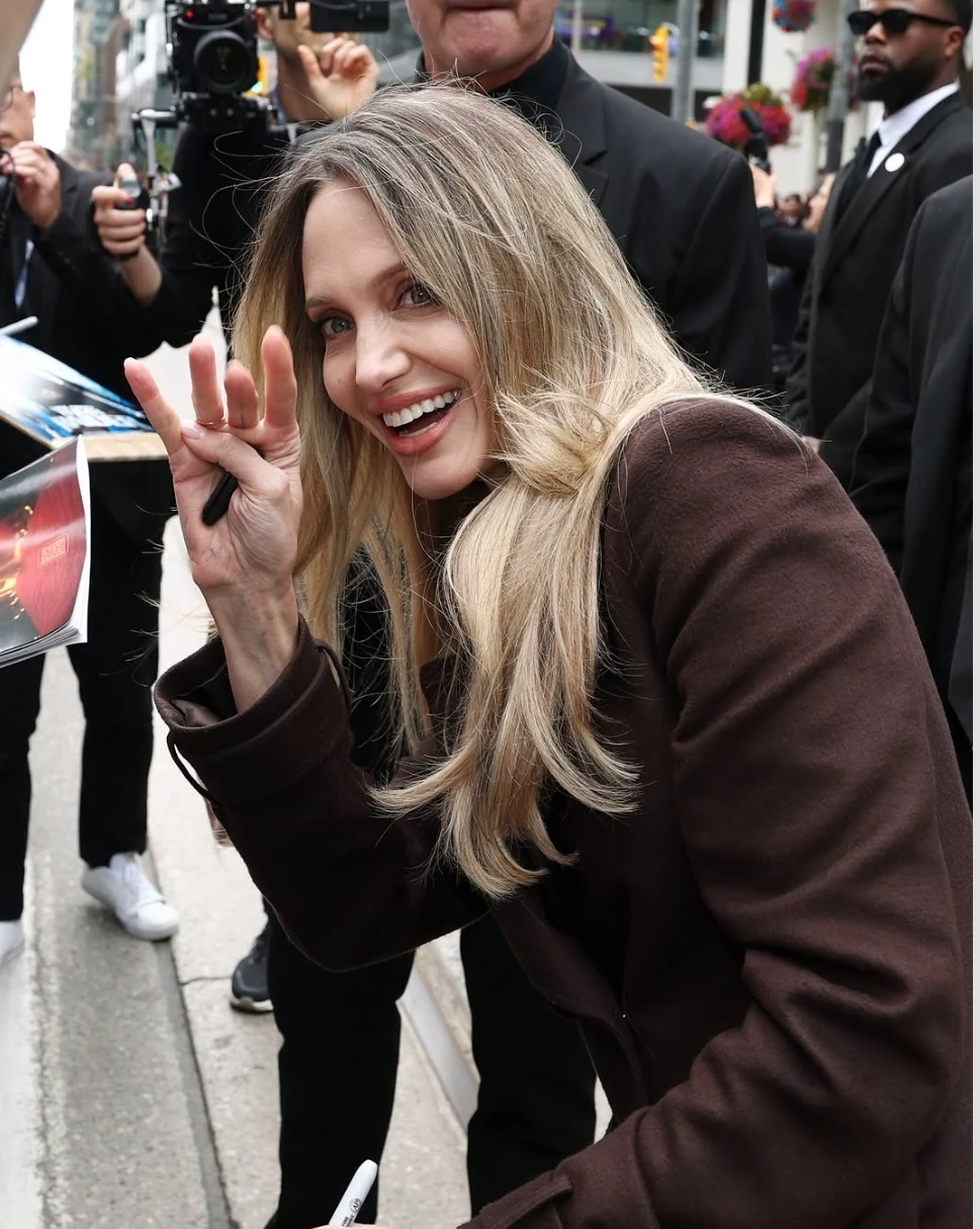 Angelina Jolie university professor and mother🌸🩷 thumbnail