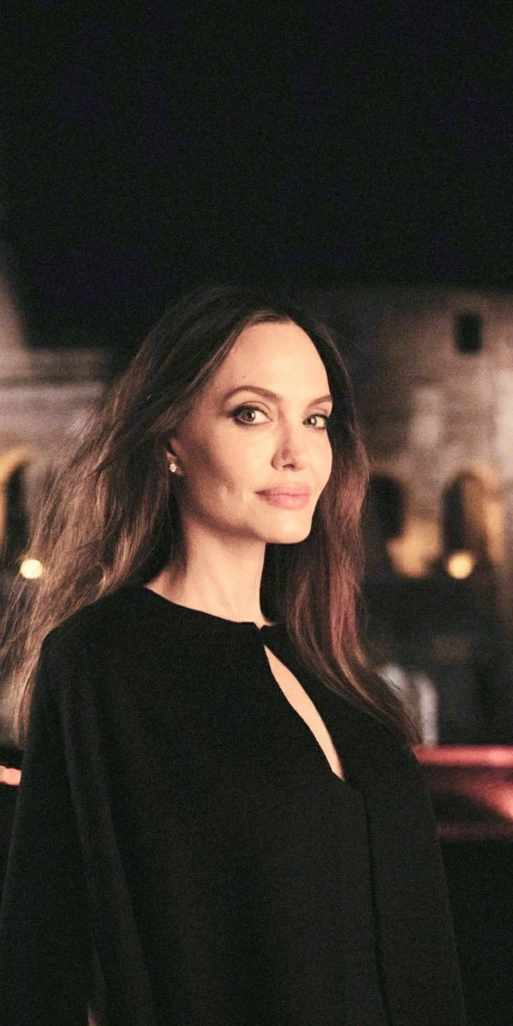 Angelina Jolie breast *cleaning day* thumbnail