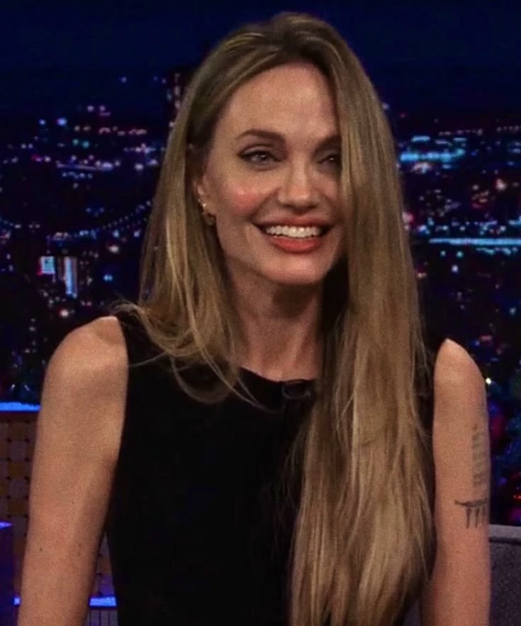 Angelina Jolie mama🌸🌺 thumbnail