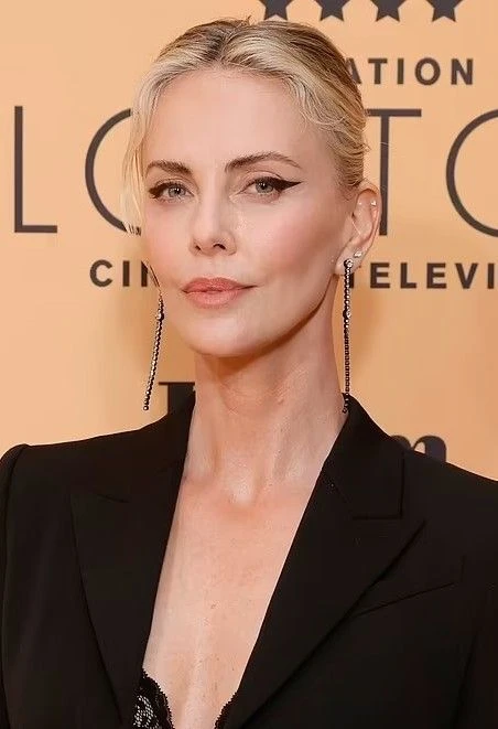Charlize Theron mom and sisters🌺🌺🌺 thumbnail