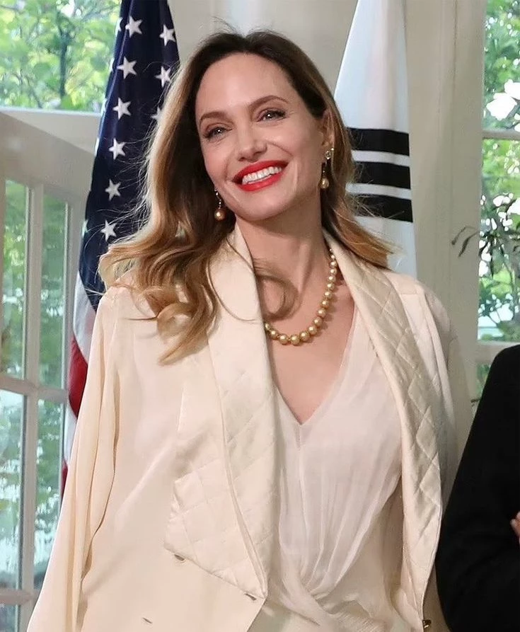 Angelina jolie mama "Emily without a phone plot🤣🤣🤣" thumbnail