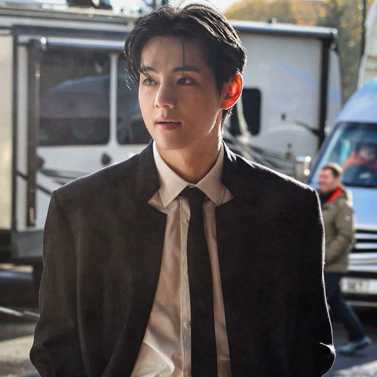Kim Taehyung (handsome muscular man) thumbnail