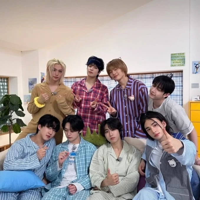 stray kids here thumbnail