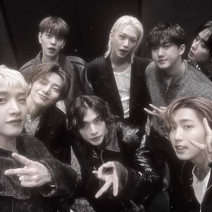 Stray Kids switched to a reaction to new group. thumbnail