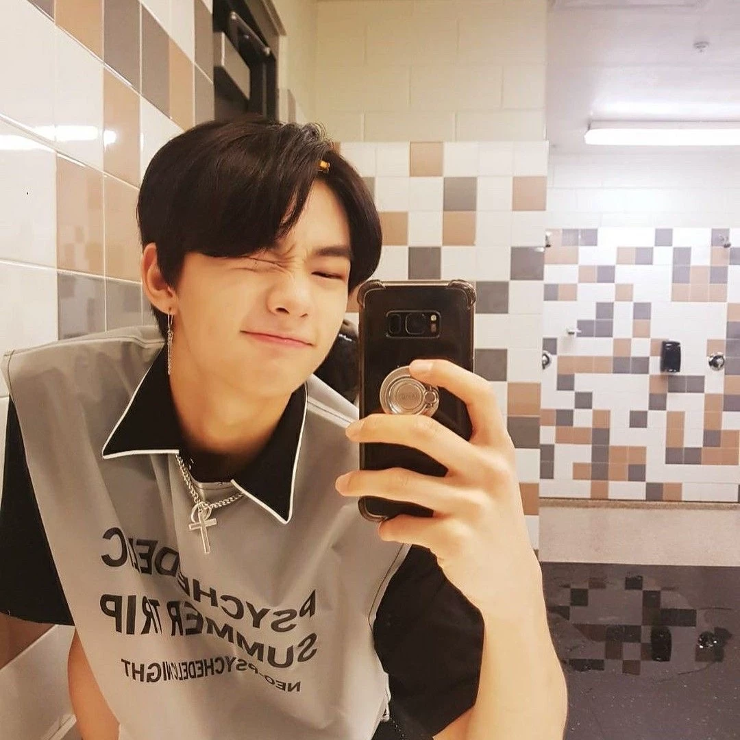 Hwang Hyunjin thumbnail