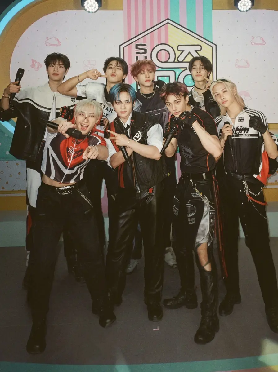 Skz(Bangnchan, Leeknow, Changbin, Hyunjin, Hasung, Fèlix, Seungmin, Jeongin) thumbnail
