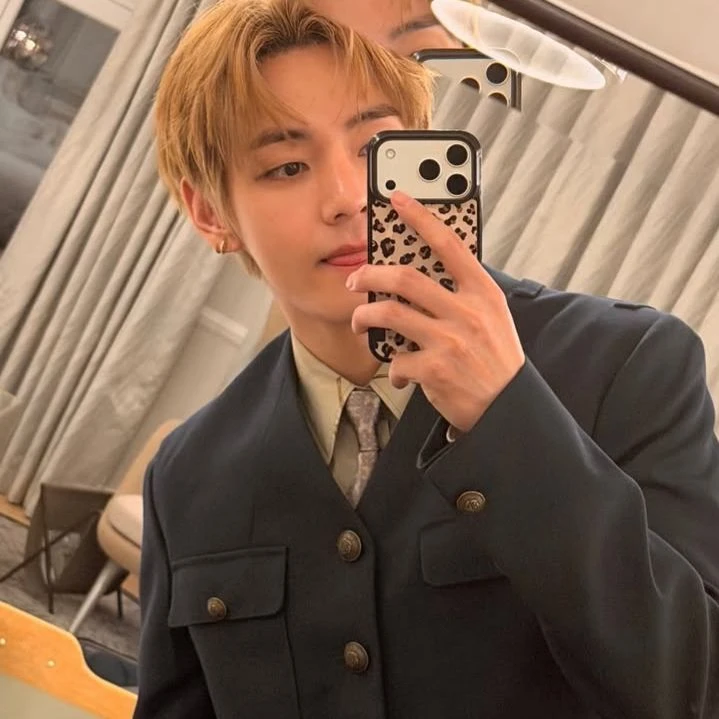 Kim Taehyung (V) thumbnail