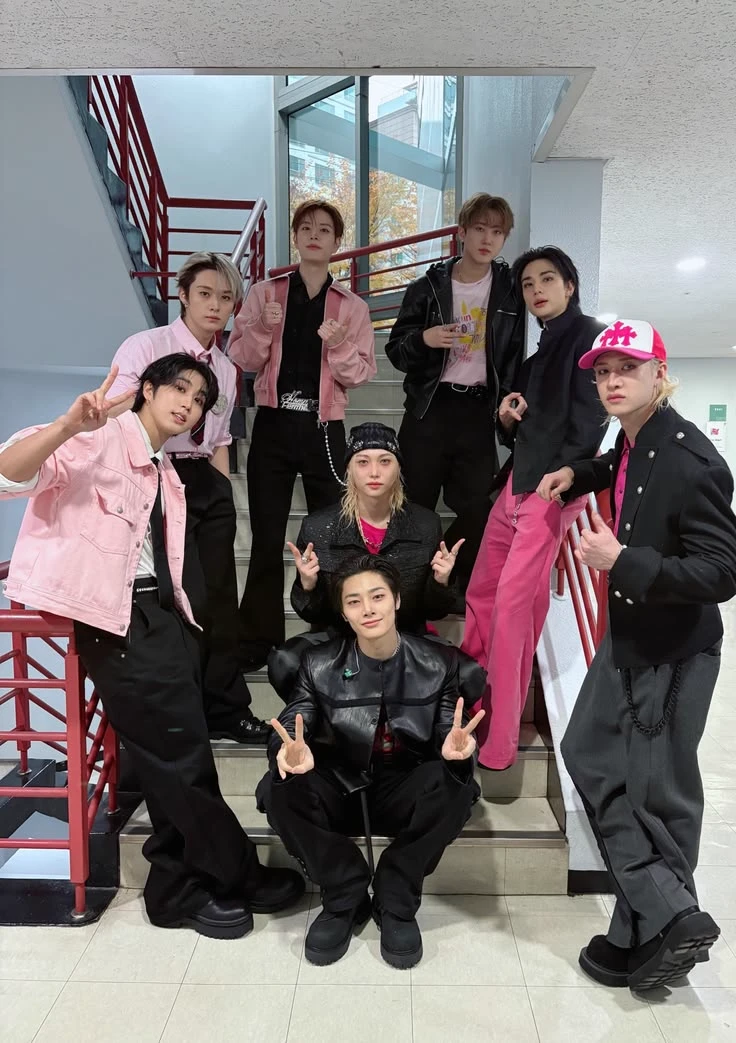 StrayKids - Pick me (Boy?!) thumbnail