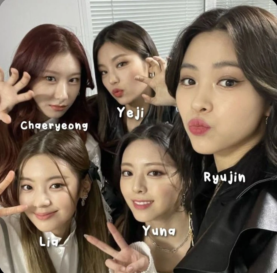 ITZY (GL/WLW) thumbnail