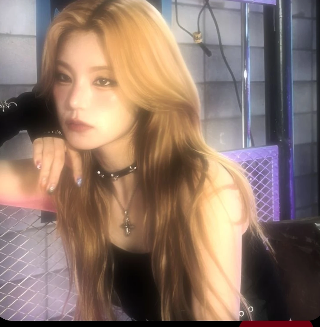 Hwang Yeji (WLW/GL) thumbnail