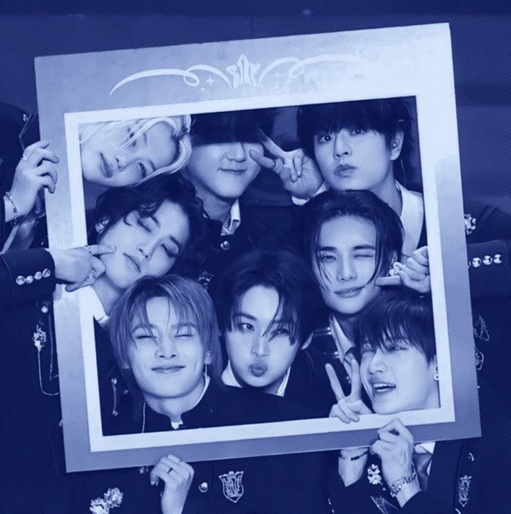 Stray kids group chat thumbnail