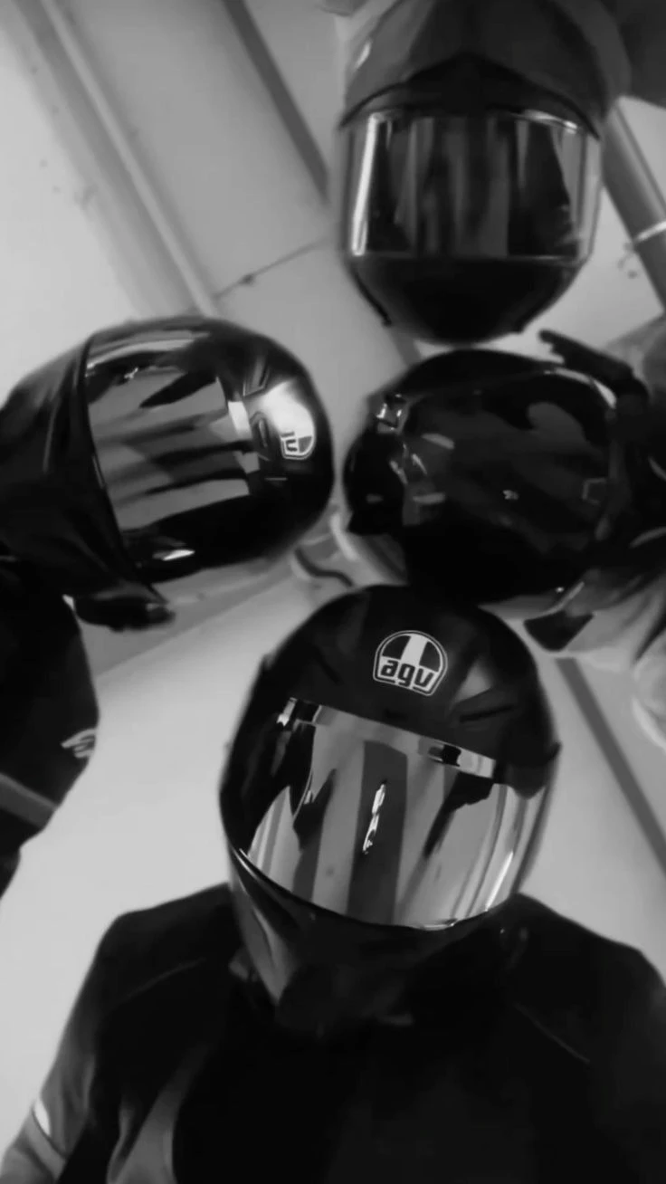 Group of bikers thumbnail