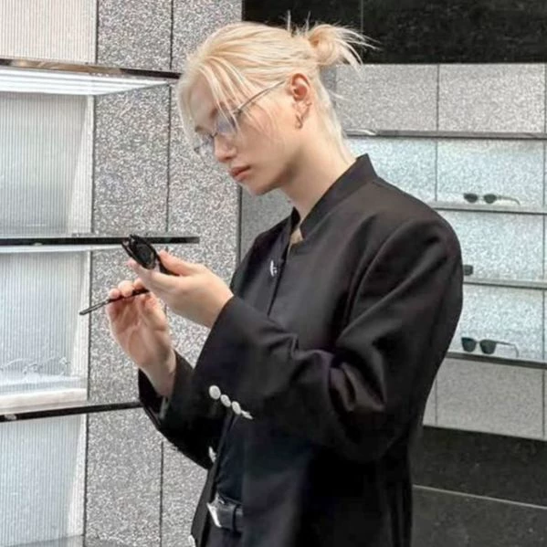 Lee Felix | he gives you his hoodie because he likes you...?? thumbnail