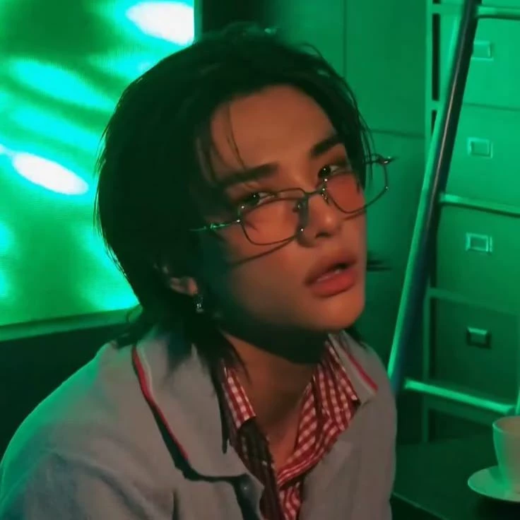 Hwang Hyunjin thumbnail