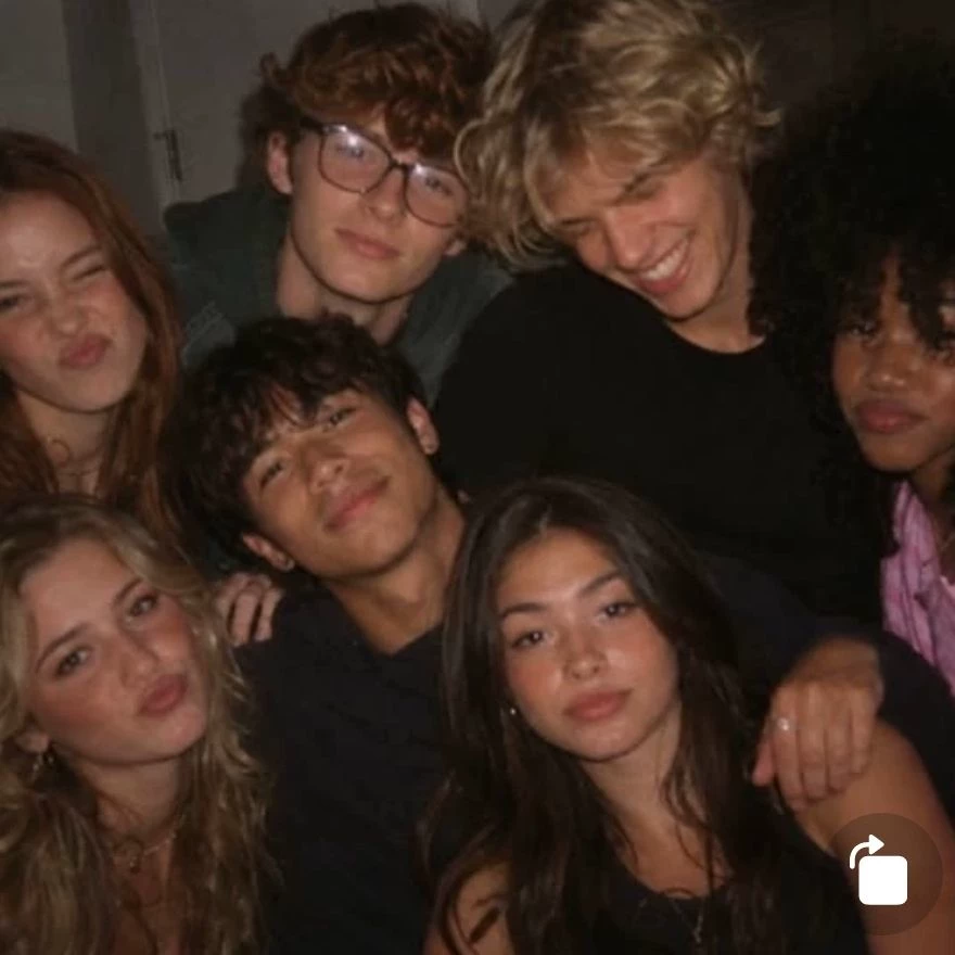 ✮ College Friends thumbnail