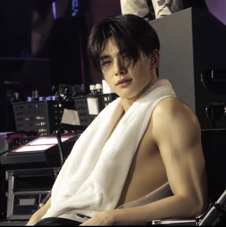 Hwang Hyunjin thumbnail