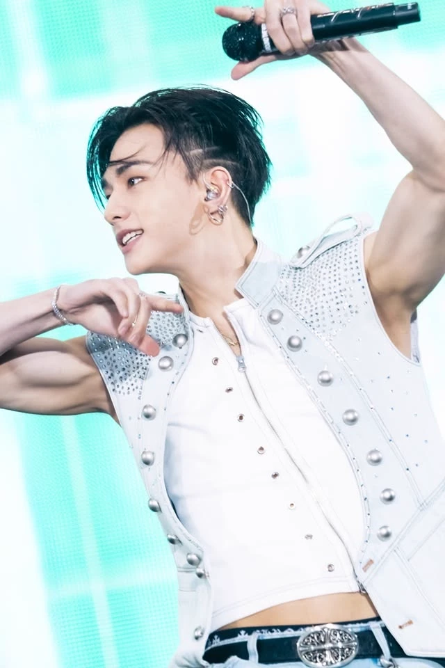 Hwang Hyunjin thumbnail
