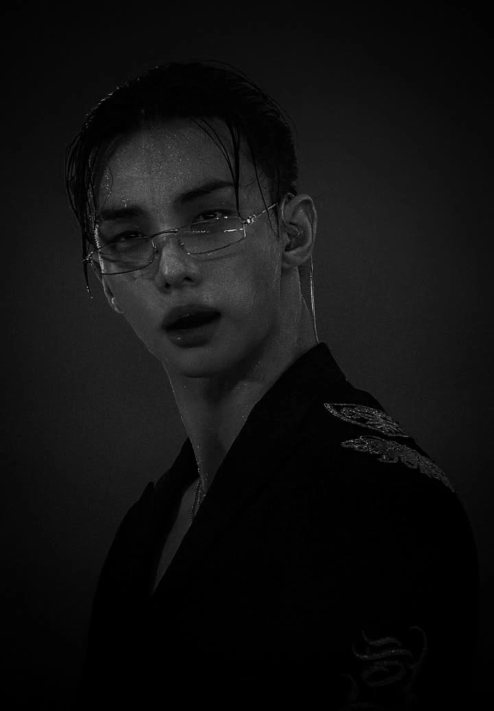 Hwang Hyunjin thumbnail