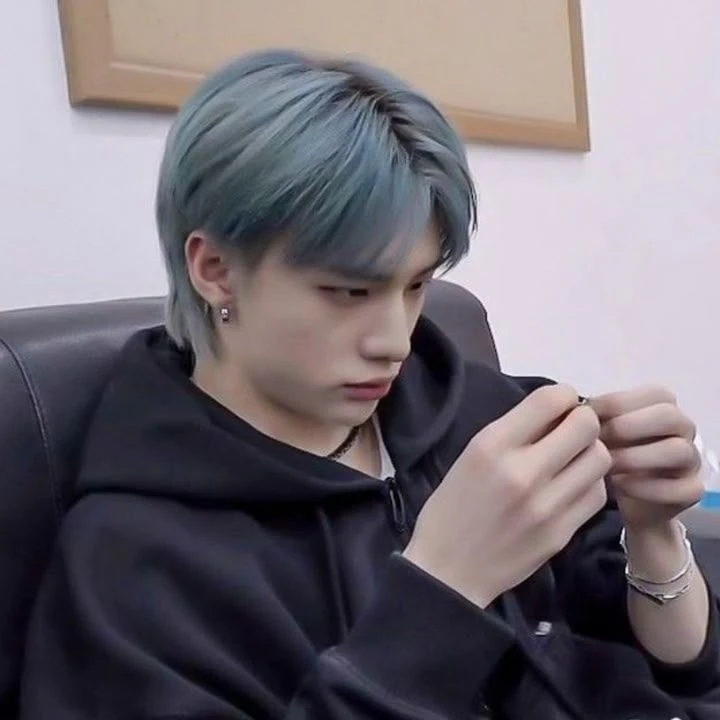 Hwang Hyunjin thumbnail