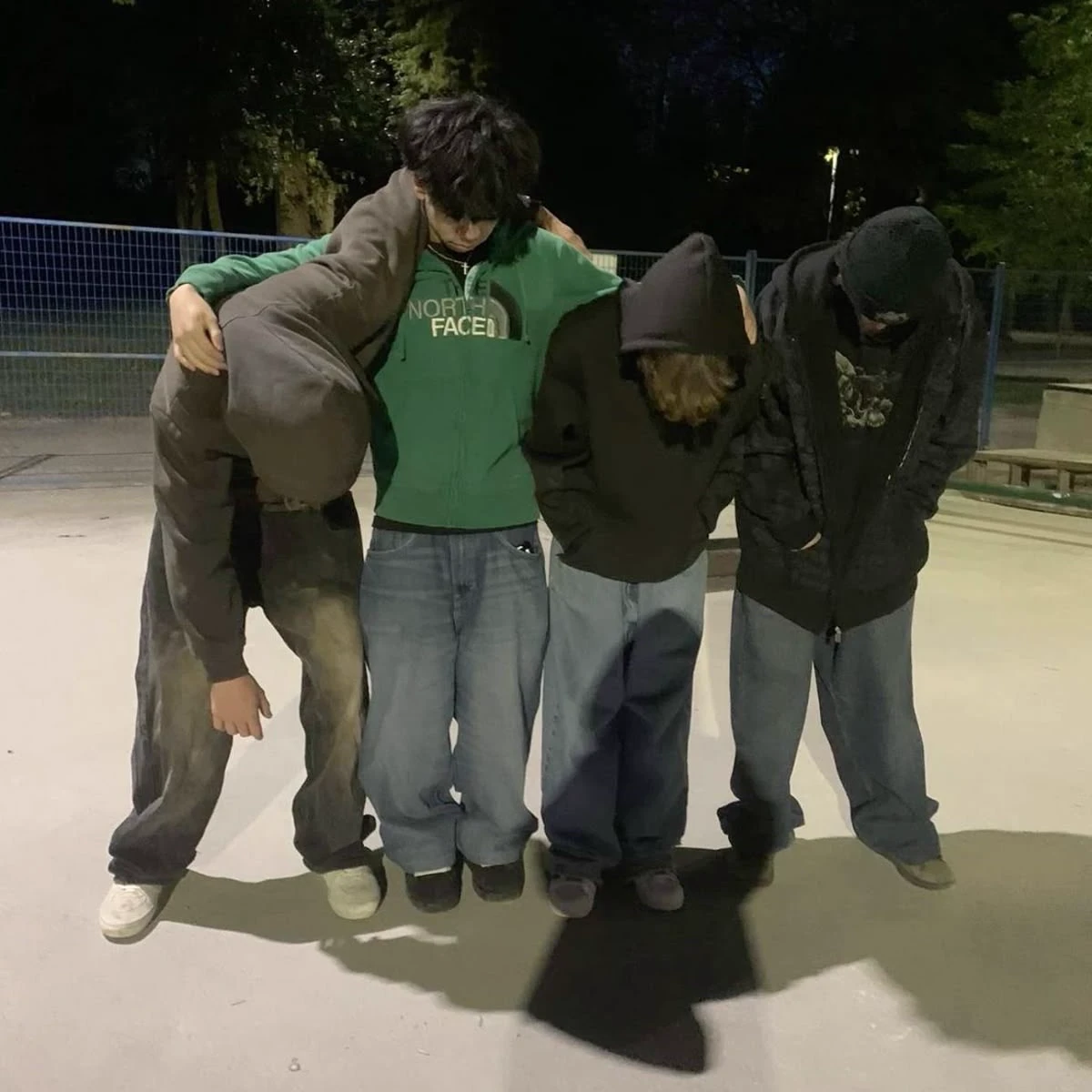 4 Roommates thumbnail