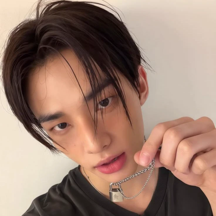 Hwang Hyunjin thumbnail