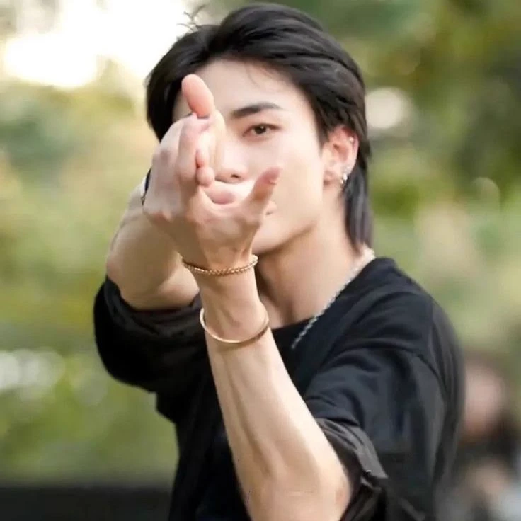 Hwang Hyunjin thumbnail