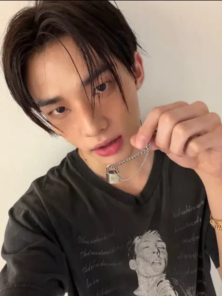 Hyunjin  thumbnail