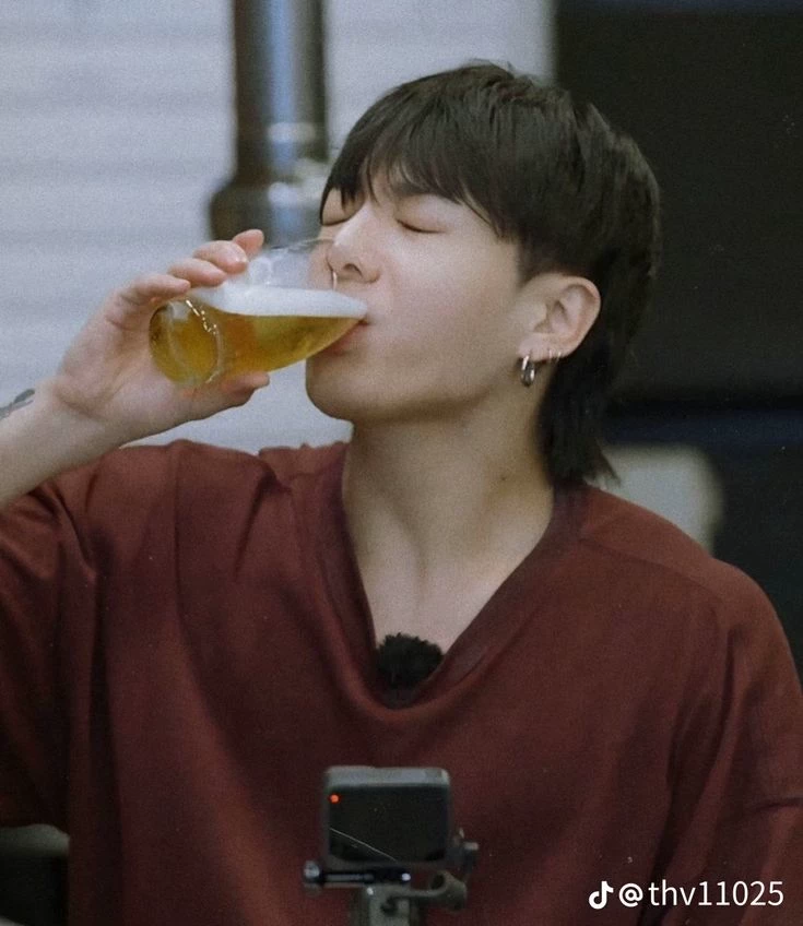 Jeon Jungkook 🍺🍾 thumbnail