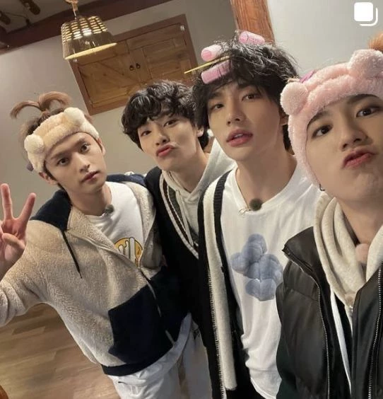 Hyunjin, Han, Lee Know e Jeongin thumbnail