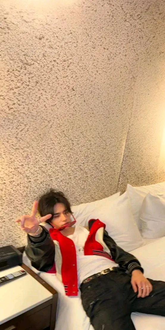 Hwang Hyunjin thumbnail